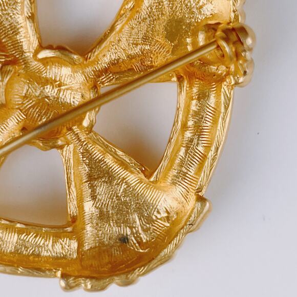 Vintage Matte Gold Tone Ribbon Knot Brooch 1970s 1980s Bold Statement Pin - Picture 10 of 11